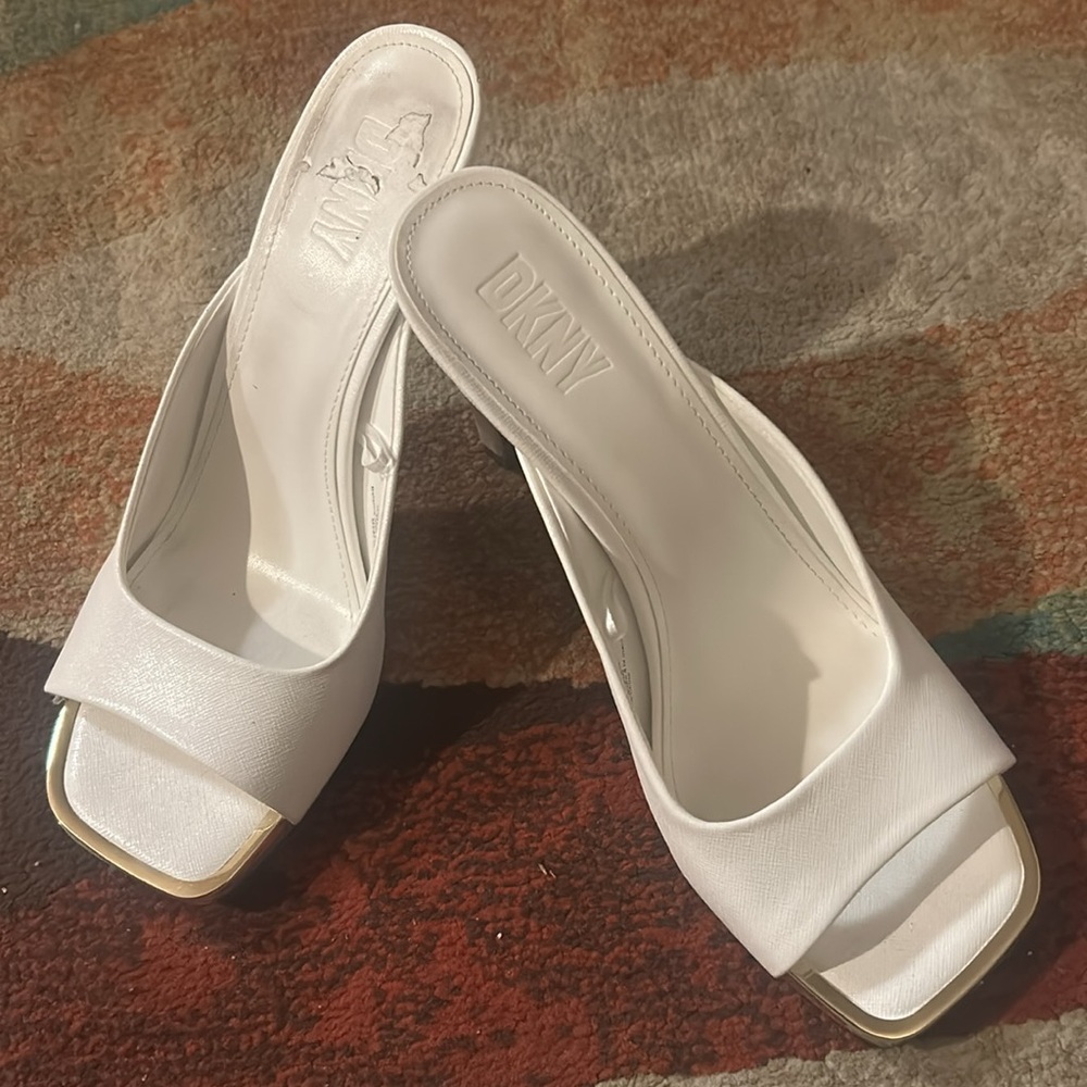 🎉HOST PICK🎉 DKNY Arleen White Open Toe Mules - Picture 2 of 8